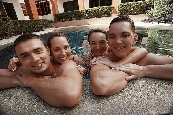 Amigos Felizes Divertindo Piscina Verão Hotel — Fotografia de Stock