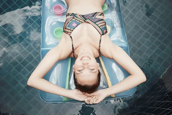 Bela Jovem Mulher Relaxante Piscina Férias Verão — Fotografia de Stock