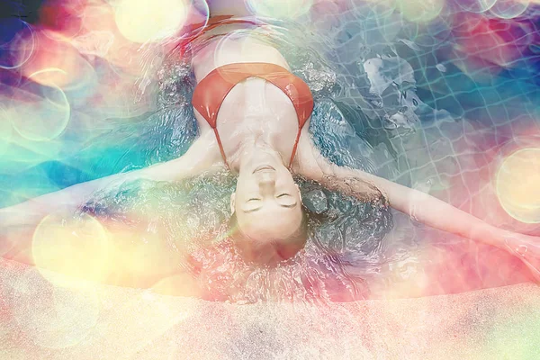 Schöne Junge Frau Entspannen Schwimmbad Sommerferien — Stockfoto
