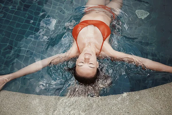 Krásná Mladá Žena Relaxaci Bazénu Letní Prázdniny — Stock fotografie