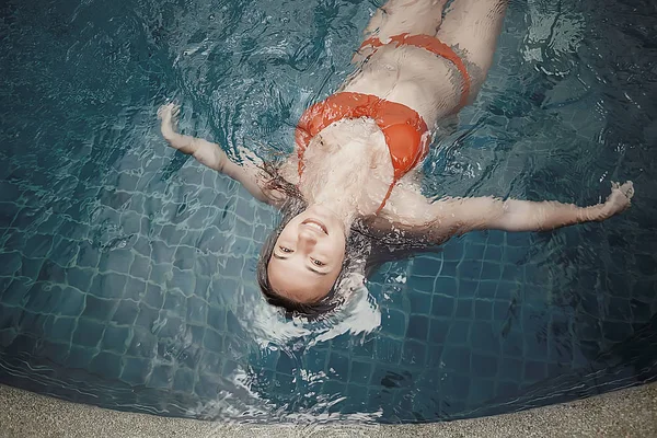 Krásná Mladá Žena Relaxaci Bazénu Letní Prázdniny — Stock fotografie
