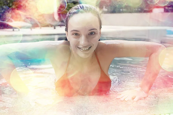 Güzel Genç Kadın Rahatlatıcı Tatil Yaz Yüzme Havuzunda — Stok fotoğraf