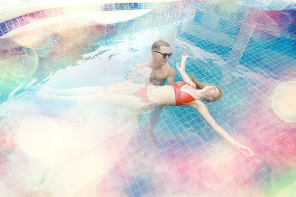 Jovem Casal Amor Relaxante Piscina — Fotografia de Stock