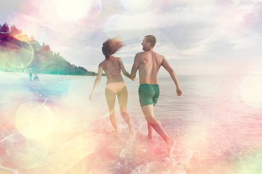 mutlu aşk çift, sahil boyunca çalışan sağlıklı dinlenme, spor etkinlik, yaz tatili