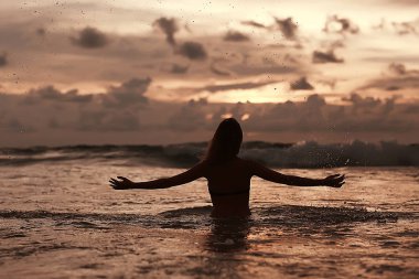 meditasyon ve yoga sahilde, yaz tatil kavramı 