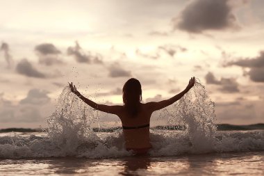 mutlu genç kadın eğleniyor ve kumsalda, özgürlük ve yaz tatil kavramı atlama