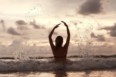 ocean beach, Tayland mutlu genç kadın. Yaz tatili kavramı