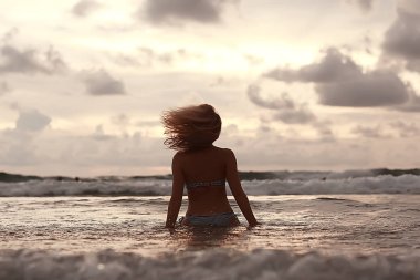 meditasyon ve yoga sahilde. Deniz kıyısında yoga yaparken genç kadın