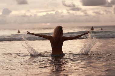 meditasyon ve yoga sahilde, yaz tatil kavramı 