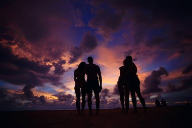 dört arkadaş Beach, yaz tatili ve mutluluk kavramı. Genç kadın denizde eğleniyor ve desteklemek