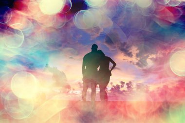 mutlu aşıklar kumlu plajda, gün batımı görünümü siluetleri. Yeni evliler ve denizde resort balayı. 