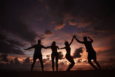 kumsalda, çalışan dört arkadaş yaz tatil ve mutluluk kavramı. Genç kadın denizde eğleniyor ve desteklemek