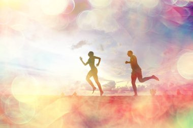 mutlu aşıklar kumlu plajda, gün batımı görünümü siluetleri. Yeni evliler ve denizde resort balayı. 