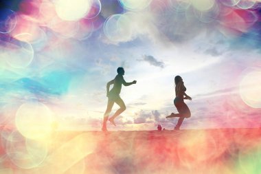 mutlu aşıklar kumlu plajda, gün batımı görünümü siluetleri. Yeni evliler ve denizde resort balayı. 