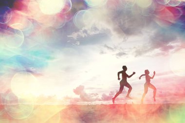 kumsal, yaz tatili boyunca çalışan iki sporcu siluetleri