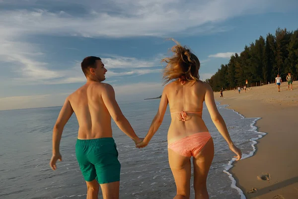 Щаслива Закохана Пара Біжить Уздовж Пляжу Здоровий Відпочинок Спортивна Активність — стокове фото