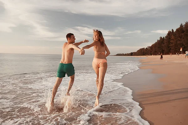 幸せな愛のカップルは ビーチに沿って実行している 残りの健全なスポーツ活動 夏休み — ストック写真