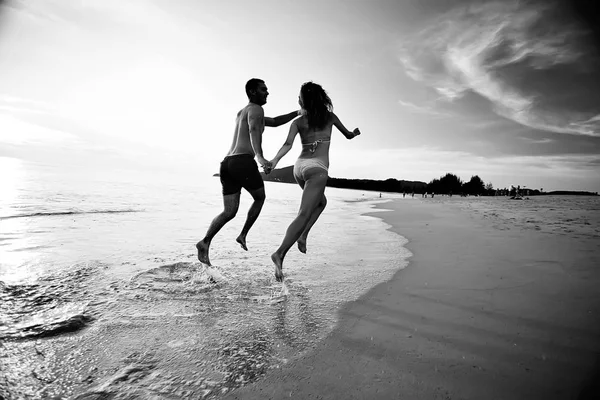 幸せな愛のカップルは ビーチに沿って実行している 残りの健全なスポーツ活動 夏休み — ストック写真
