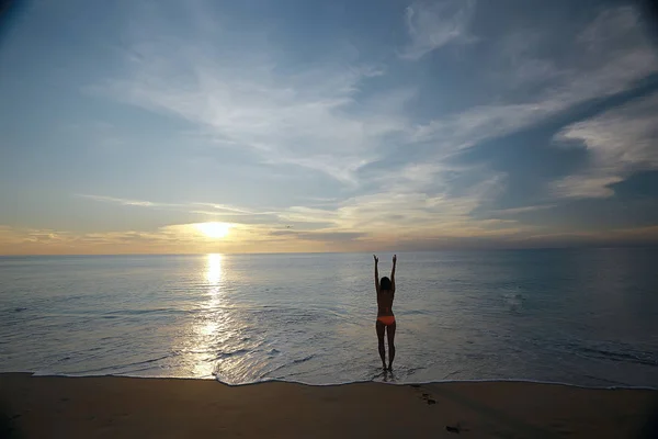 Glad Ung Kvinna Ocean Beach Thailand Begreppet Sommarsemester — Stockfoto