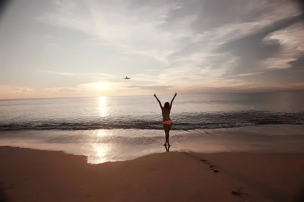 Meditación Yoga Playa Mujer Joven Haciendo Yoga Orilla Del Mar —  Fotos de Stock