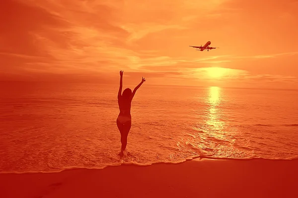 Glad Ung Kvinna Ocean Beach Thailand Begreppet Sommarsemester — Stockfoto