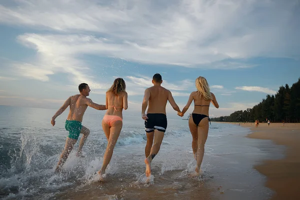 Silhouette Atleti Che Corrono Lungo Spiaggia Sport Estivi Nel Mare — Foto Stock