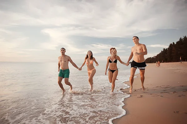 Τέσσερις Φίλοι Που Τρέχει Στην Παραλία Καλοκαιρινές Διακοπές Και Ευτυχία — Φωτογραφία Αρχείου