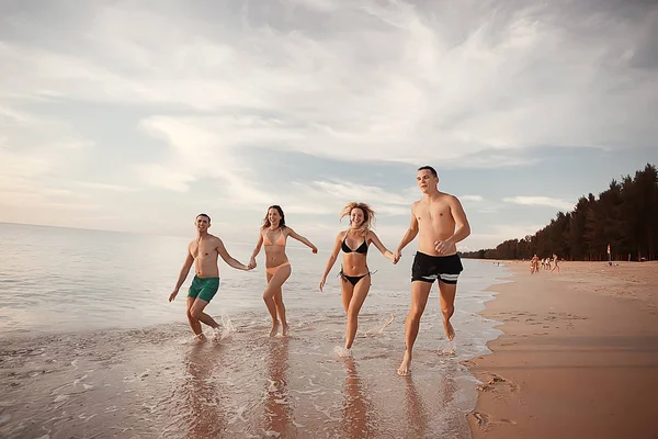 Чотири Друзі Працюють Пляжі Літні Канікули Концепція Щастя Молоді Чоловіки — стокове фото