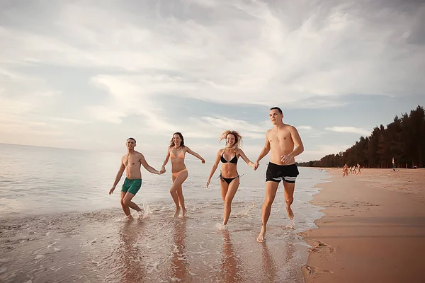 Fyra Vänner Kör Stranden Sommaren Semester Och Lycka Koncept Unga — Stockfoto