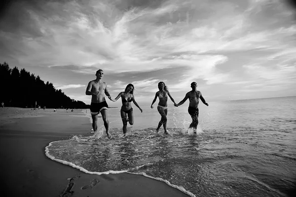 Cuatro Amigos Corriendo Playa Vacaciones Verano Concepto Felicidad Hombres Mujeres —  Fotos de Stock