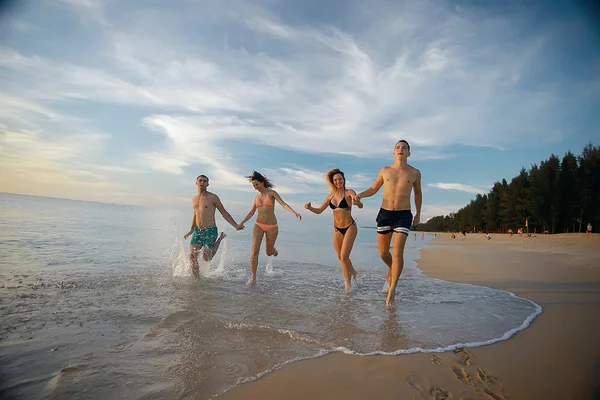 Négy Meg Futás Beach Nyári Nyaralás Boldogság Fogalmát Fiatal Férfiak — Stock Fotó