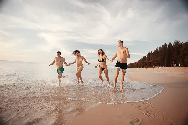 Négy Meg Futás Beach Nyári Nyaralás Boldogság Fogalmát Fiatal Férfiak — Stock Fotó