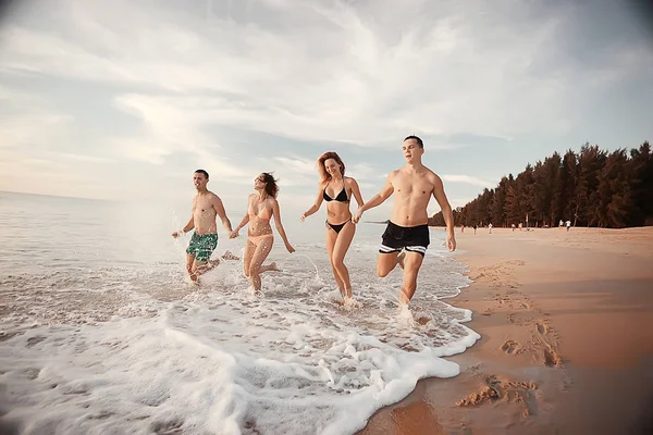 Quattro Amici Che Corrono Sulla Spiaggia Vacanza Estiva Concetto Felicità — Foto Stock