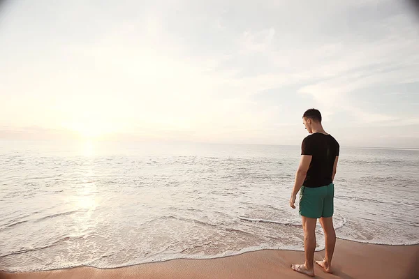 Meditação Ioga Praia Conceito Férias Verão Homem Praia Arenosa — Fotografia de Stock