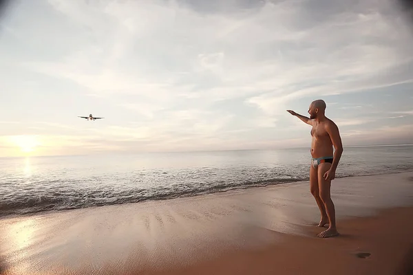 Meditação Ioga Praia Conceito Férias Verão Homem Praia Arenosa — Fotografia de Stock