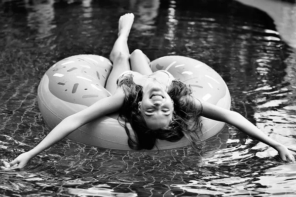 放松在游泳池充气环上的女人 — 图库照片