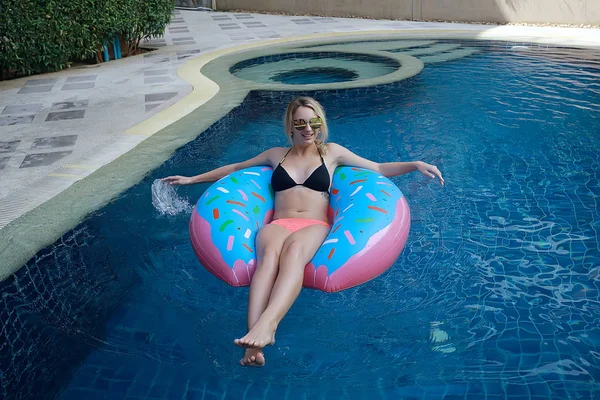Woman Relaxing Inflatable Ring Swimming Pool — Stock Photo, Image