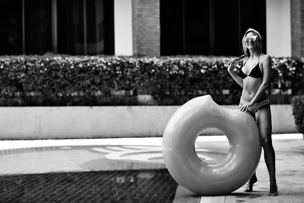 Mulher Que Relaxa Com Anel Inflável Perto Piscina — Fotografia de Stock