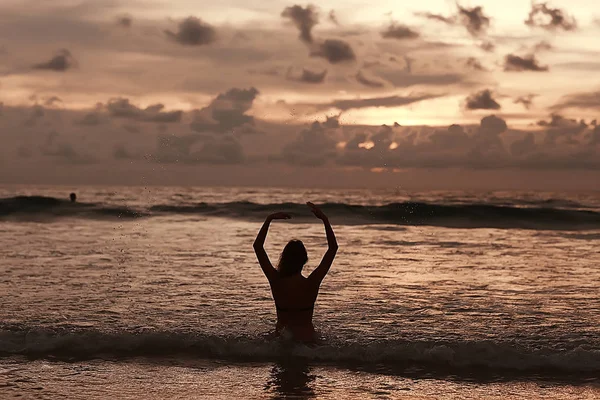 Meditation Och Yoga Stranden Ung Kvinna Gör Yoga Vid Havet — Stockfoto