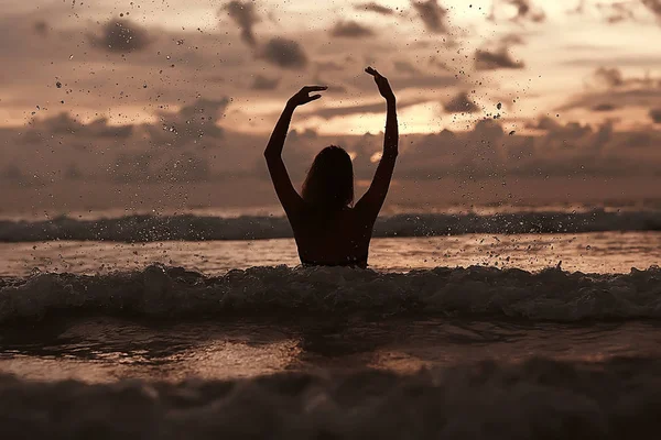 Szczęśliwa Młoda Kobieta Ocean Beach Tajlandia Koncepcja Lato Wakacje — Zdjęcie stockowe