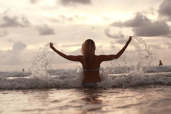 Meditation Och Yoga Stranden Ung Kvinna Gör Yoga Vid Havet — Stockfoto