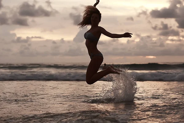 Glückliche Junge Frau Hat Spaß Und Springt Strand Konzept Der — Stockfoto