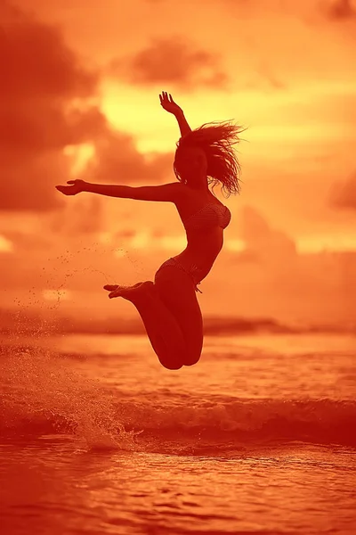 Feliz Joven Mujer Divierte Saltando Playa Concepto Libertad Vacaciones Verano —  Fotos de Stock