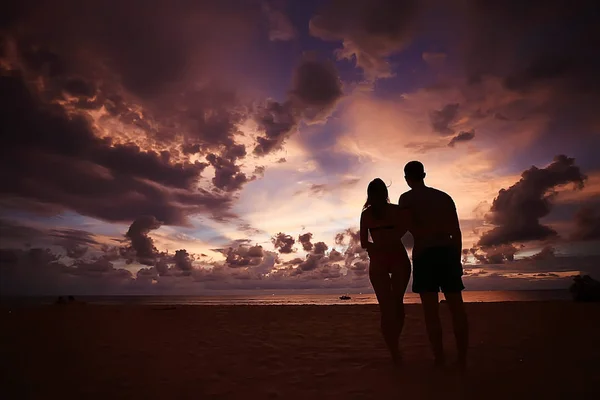 Silhuetas Jovens Amantes Felizes Praia Areia Vista Pôr Sol Lua — Fotografia de Stock