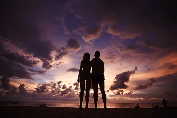 Силуети Молодих Щасливих Коханців Піщаному Пляжі Вид Захід Сонця Медовий — стокове фото