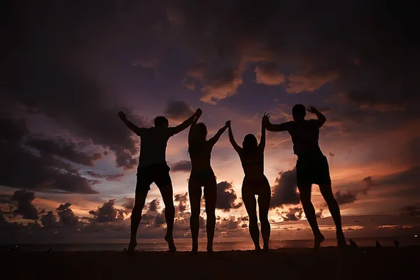 Четверо Друзей Бегут Пляж Летний Отдых Концепция Счастья Молодые Мужчины — стоковое фото