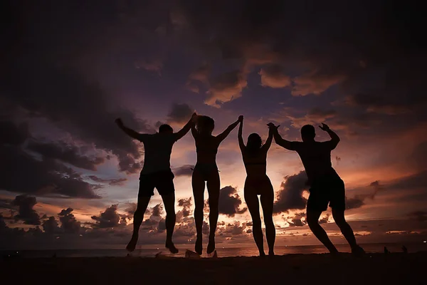 Sziluettek Sportolók Ugrás Mentén Strand Sunset Egészséges Pihenés Sport Tevékenység — Stock Fotó