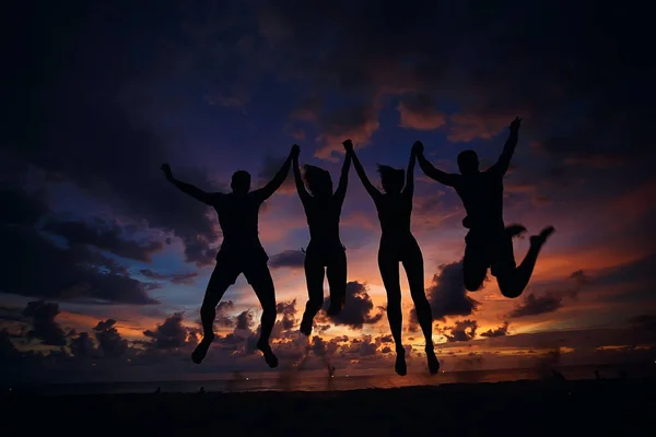 Vier Freunde Strand Sommerurlaub Und Glückskonzept Junge Männer Und Frauen — Stockfoto