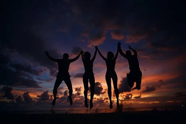 Quattro Amici Spiaggia Vacanza Estiva Concetto Felicità Giovani Uomini Donne — Foto Stock