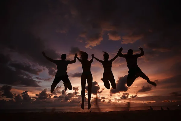 Silhouetten Von Athleten Die Bei Sonnenuntergang Strand Springen Gesunde Erholung — Stockfoto